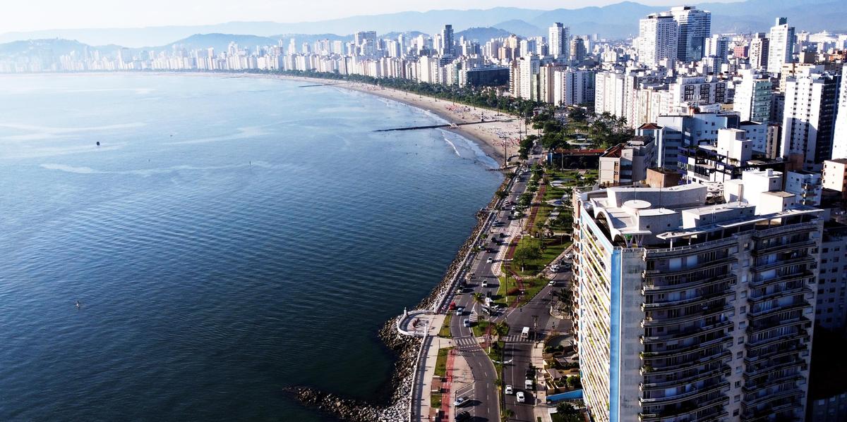 Vista dos edifícios da orla de Santos, onde a OCB Imobiliária atua