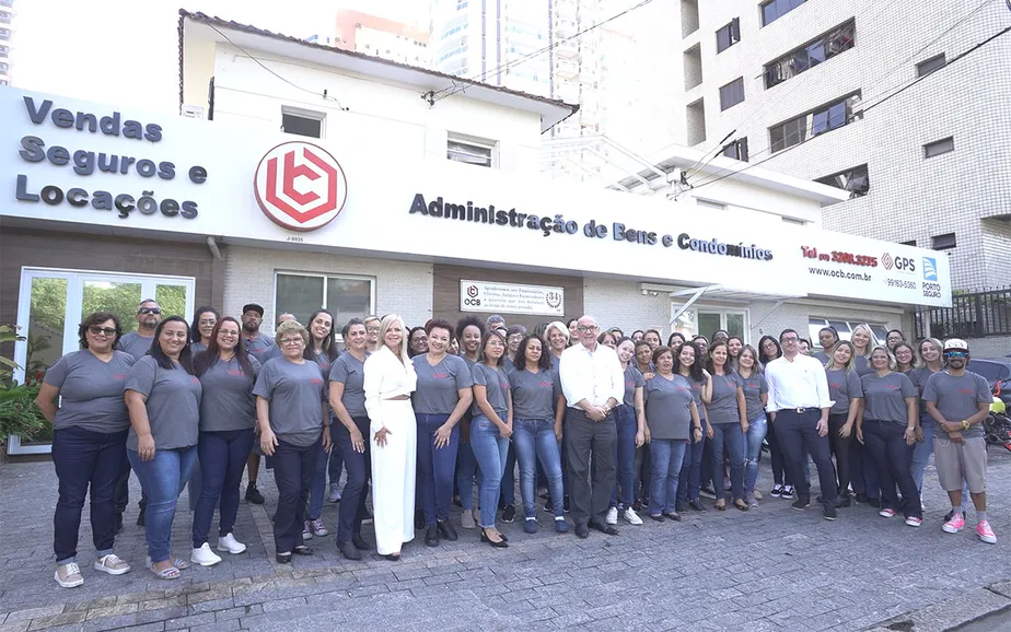 Equipe da OCB reunida em frente à sede da administradora em Santos
